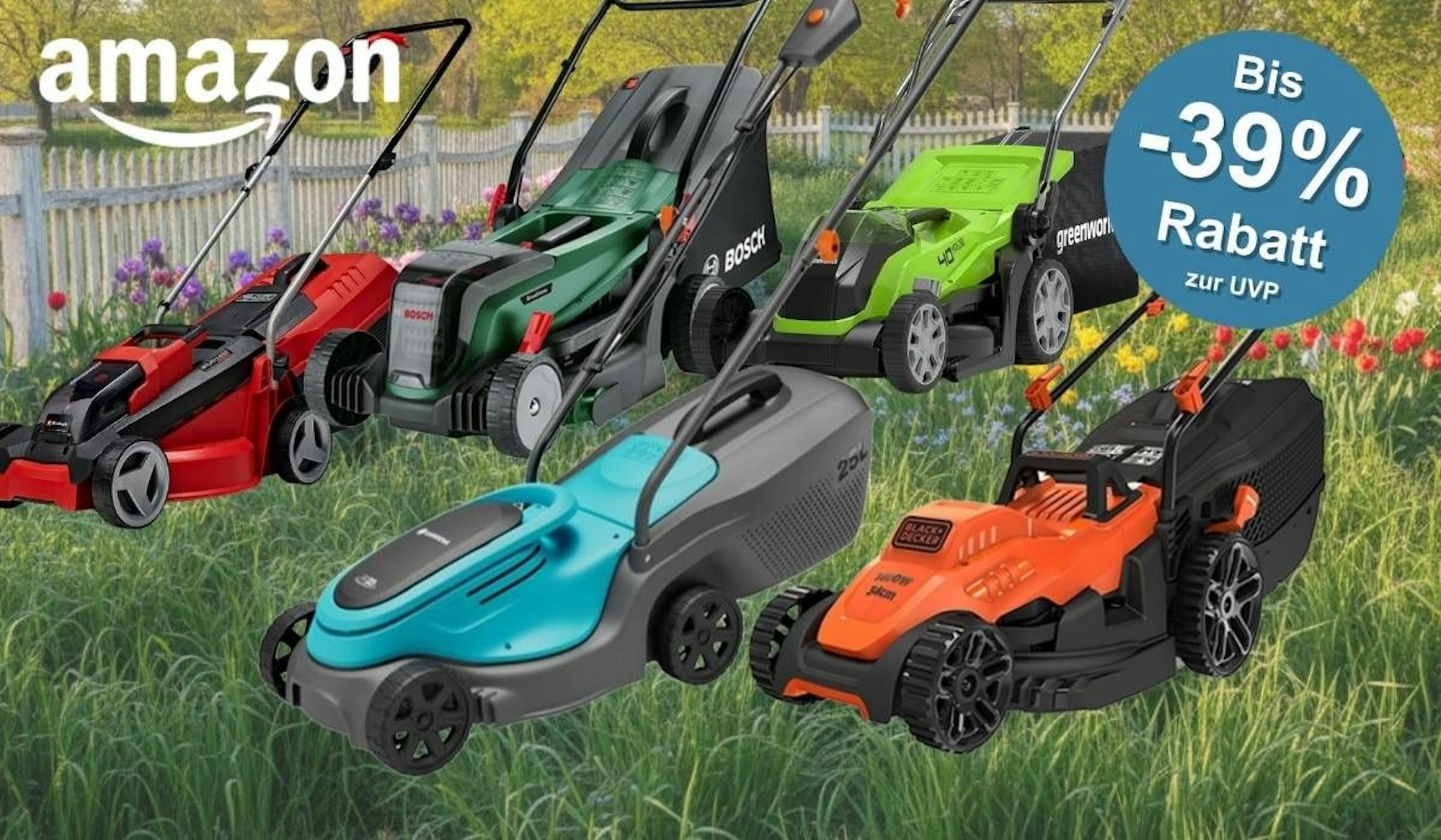 Akku-Rasenmäher von Bosch, Makita, Greenworks, Einhell, Black+Decker, Gardena auf einer lang gewachsenen Rasenfläche mit Blumen im Garten mit weißem Gartenzaun.