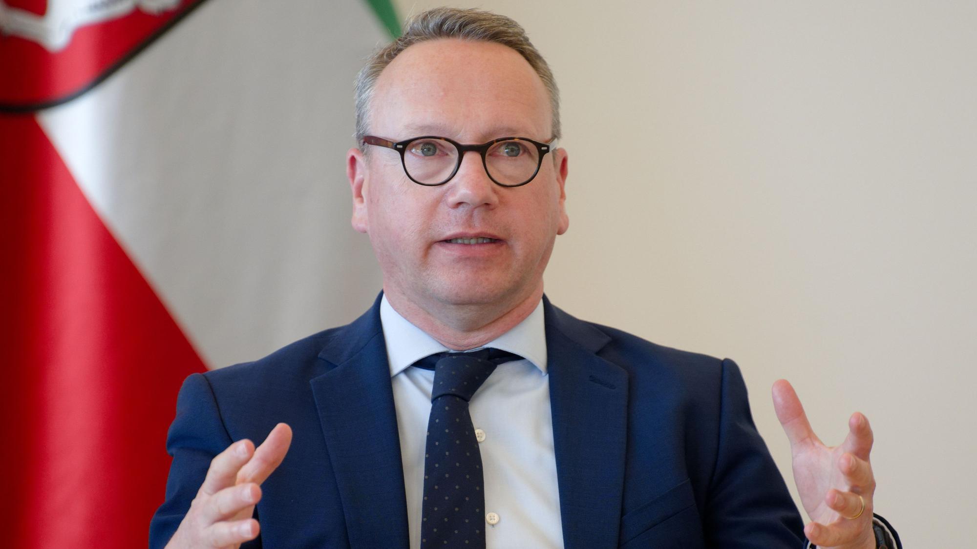Benjamin Limbach, Minister der Justiz des Landes Nordrhein-Westfalen (Grüne) bei einem Pressegespräch.