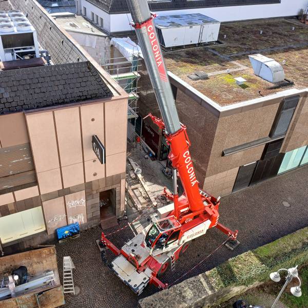 C&A in Siegburg zieht vom Brauhof ins Kaiser-Carré an der Kaiserstraße. Zwischen den Gebäudeteilen an Kaiserstraße und Brauhof wird die Verbindungsbrücke abgebaut