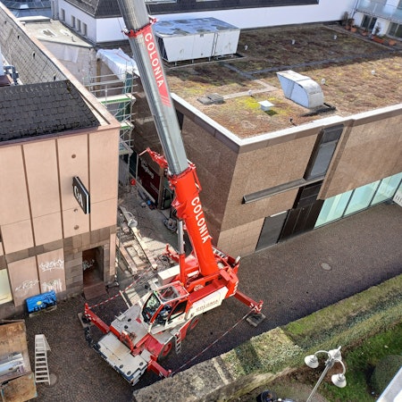 C&A in Siegburg zieht vom Brauhof ins Kaiser-Carré an der Kaiserstraße. Zwischen den Gebäudeteilen an Kaiserstraße und Brauhof wird die Verbindungsbrücke abgebaut