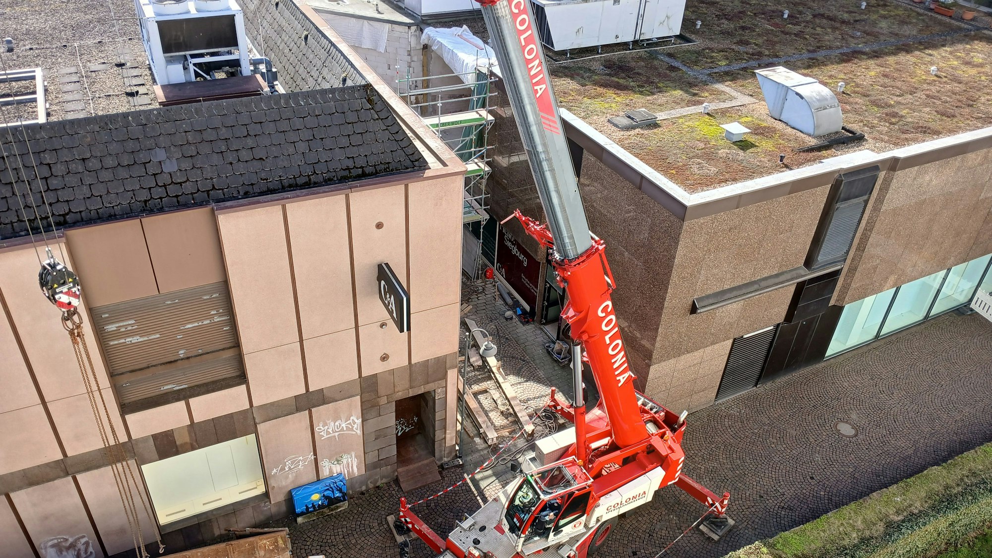 C&A in Siegburg zieht vom Brauhof ins Kaiser-Carré an der Kaiserstraße. Zwischen den Gebäudeteilen an Kaiserstraße und Brauhof wird die Verbindungsbrücke abgebaut