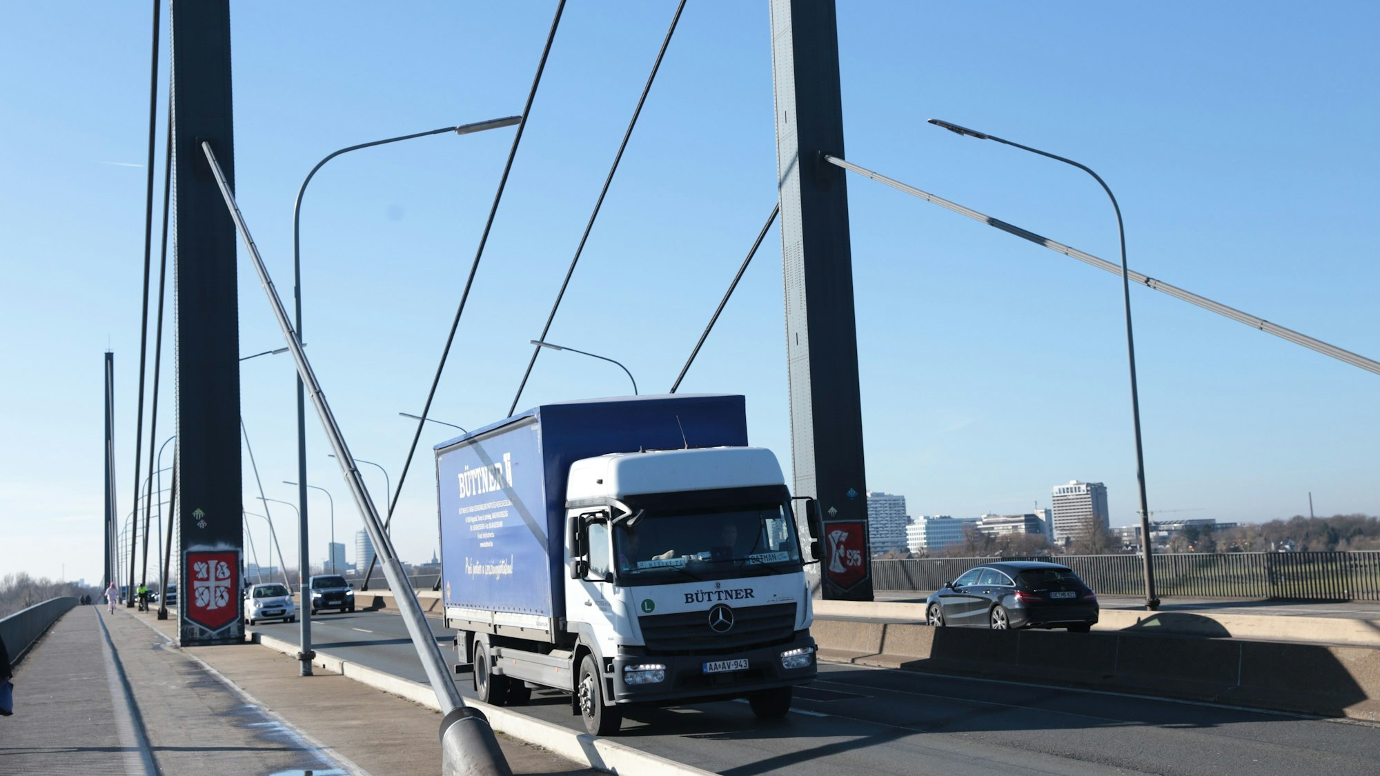 04.02.2026, Düsseldorf: Theodor-Heuss-Brücke - Trotz Fahrverbot fahren LKW über 3,5 Tonnen über die Brücke, Foto: Ingo Lammert