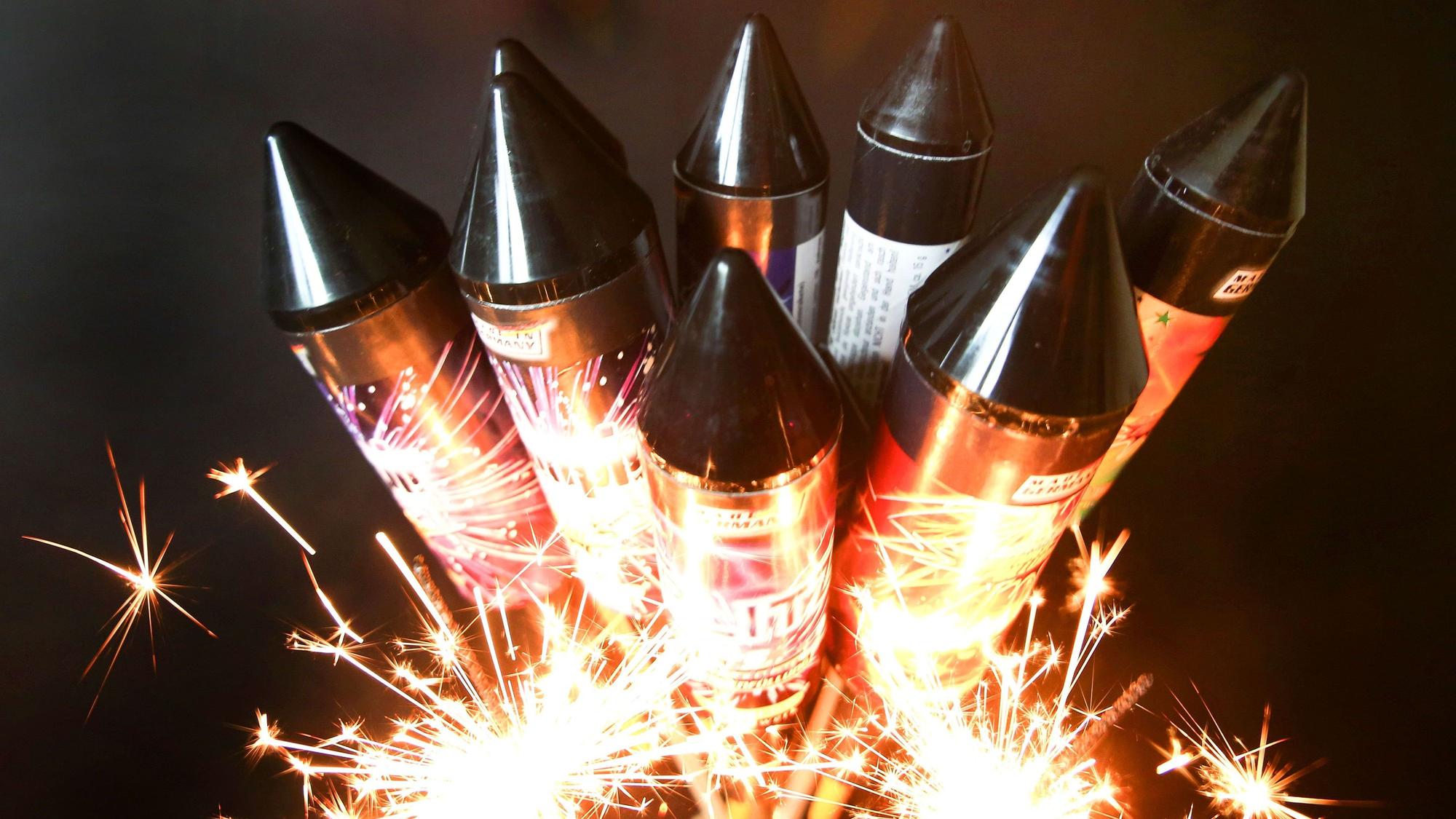 Das private Zünden von Silvesterfeuerwerk hat zunehmend Gegner, aber nach wie vor auch viele Anhänger.