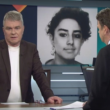 Der Kölner Kommissar Markus Weber im Gespräch mit ZDF-Moderator Rudi Cerne bei „Aktenzeichen XY ... ungelöst“.