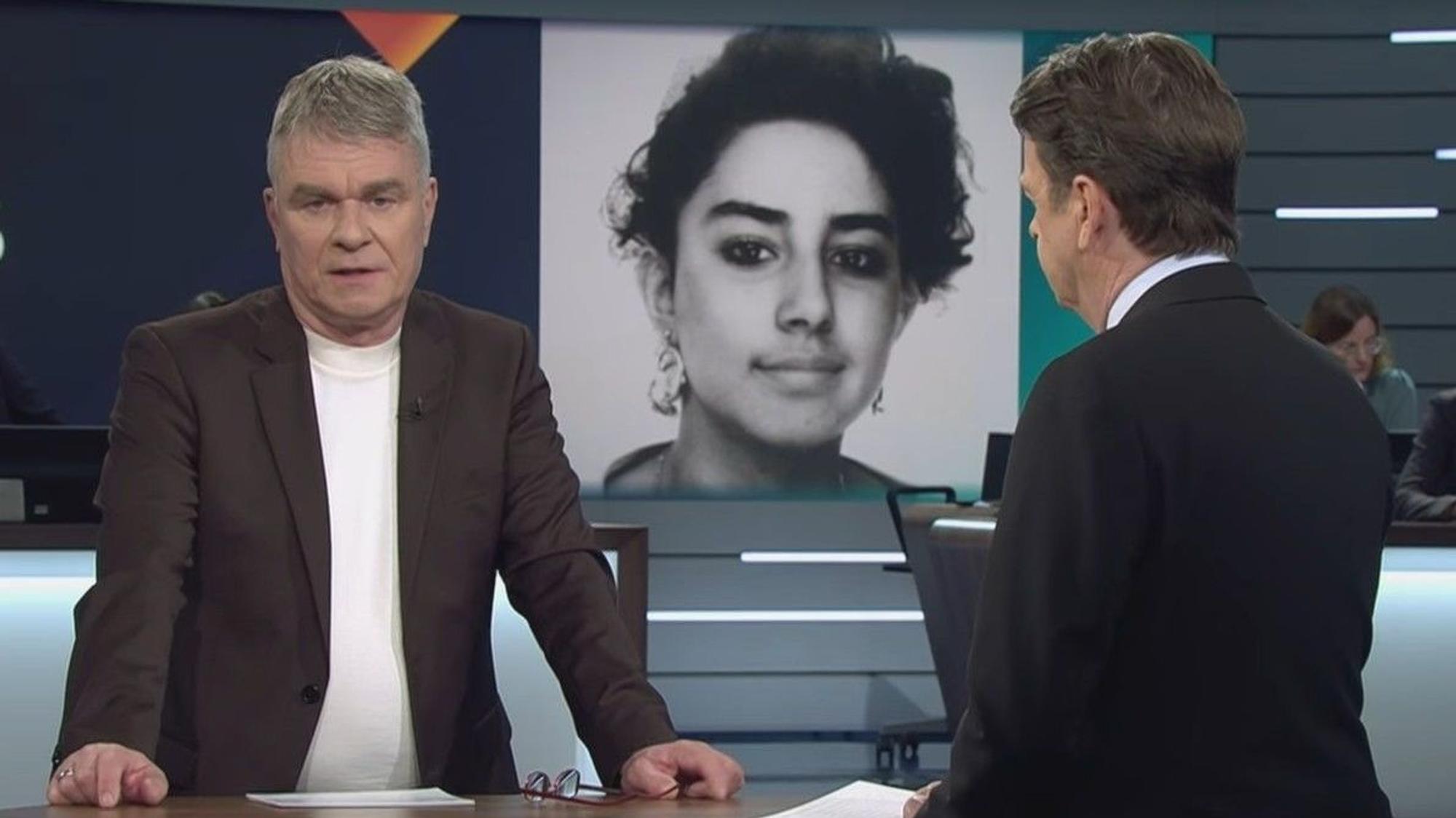 Der Kölner Kommissar Markus Weber im Gespräch mit ZDF-Moderator Rudi Cerne bei „Aktenzeichen XY ... ungelöst“.