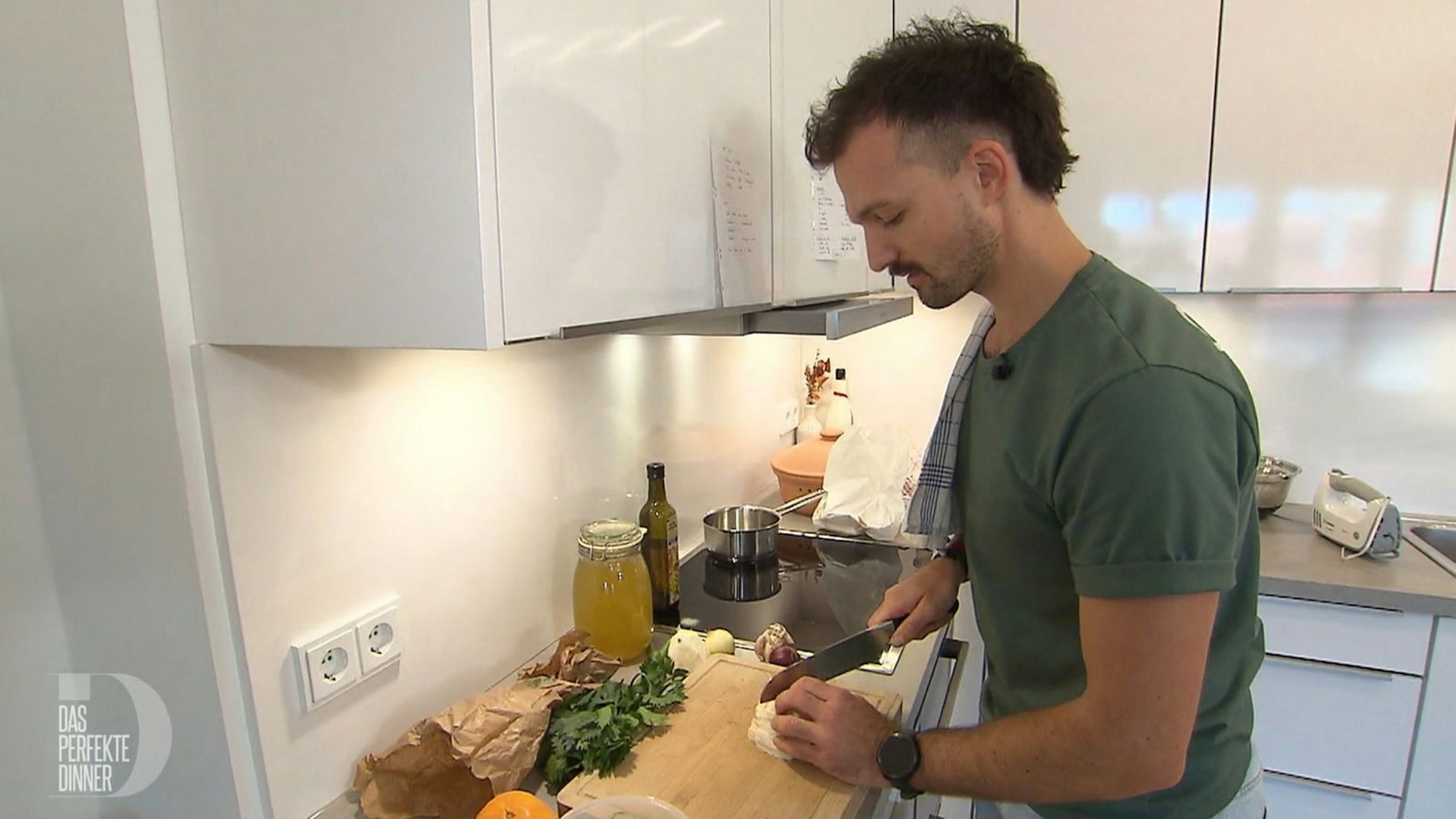 „Die Beziehung ist Essen ist wichtig“: Lukas (32) ist hauptberuflich Ernährungsberater (Bild: RTL)