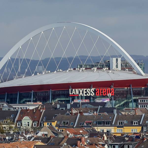18.11.2025, Köln: Aufnahmen vom Riesenrad am Schokoladenmuseum: Lanxess Arena in Deutz. Foto: Martina Goyert