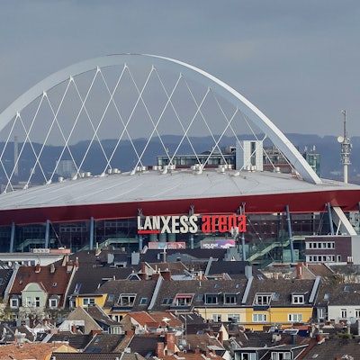 18.11.2025, Köln: Aufnahmen vom Riesenrad am Schokoladenmuseum: Lanxess Arena in Deutz. Foto: Martina Goyert