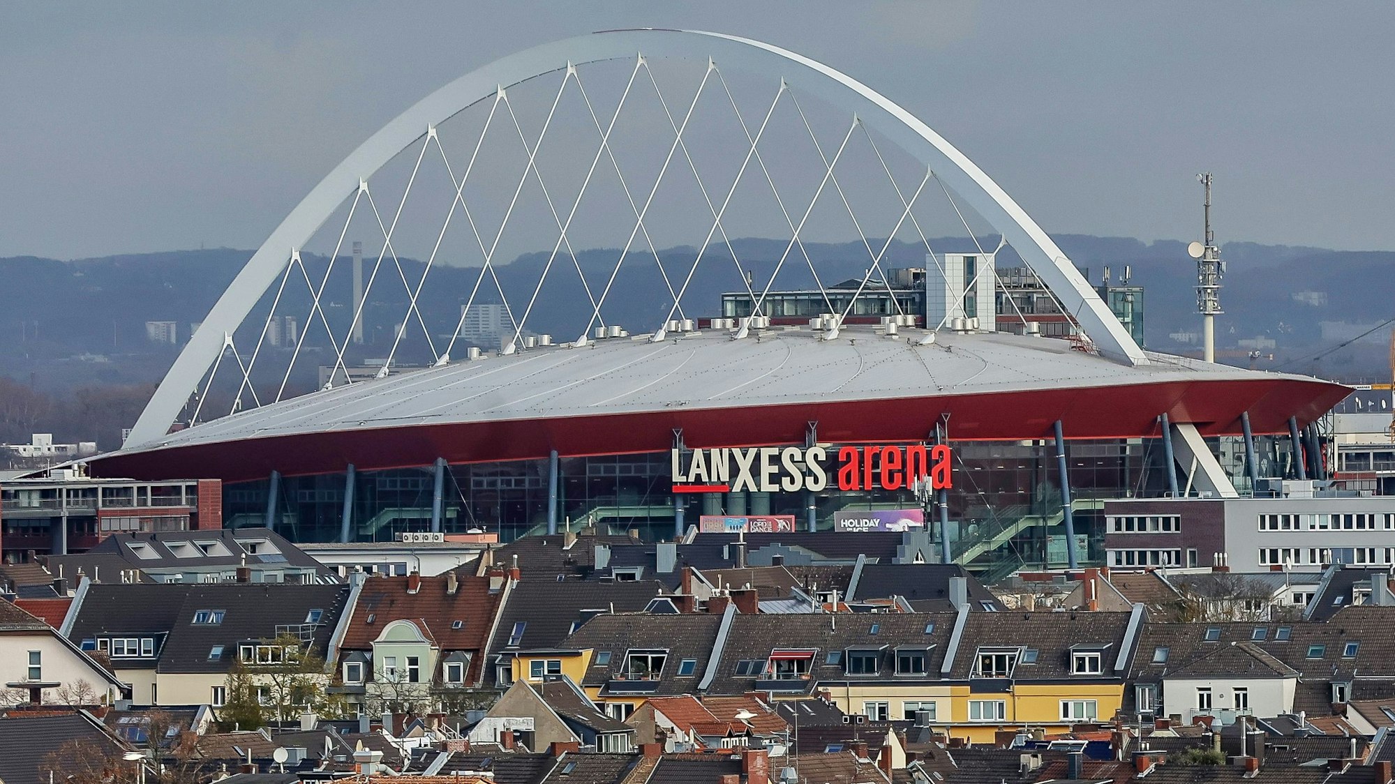 18.11.2025, Köln: Aufnahmen vom Riesenrad am Schokoladenmuseum: Lanxess Arena in Deutz. Foto: Martina Goyert