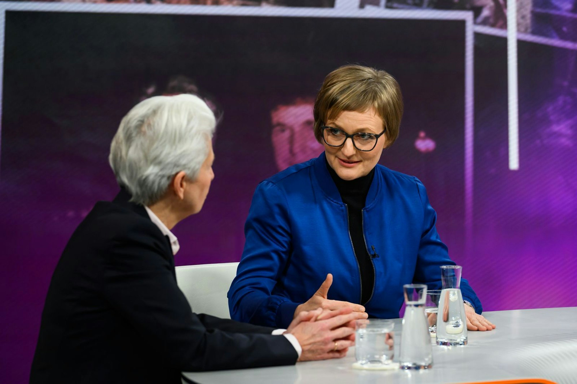 Bei „maybrit ilnner“ zeigten sich FDP-Politikerin Strack-Zimmermann (links) und Grünen-Chefin Brandtner bei der Debatte um die Epstein-Files sehr einig. (Bild: ZDF/ Jule Roehr )