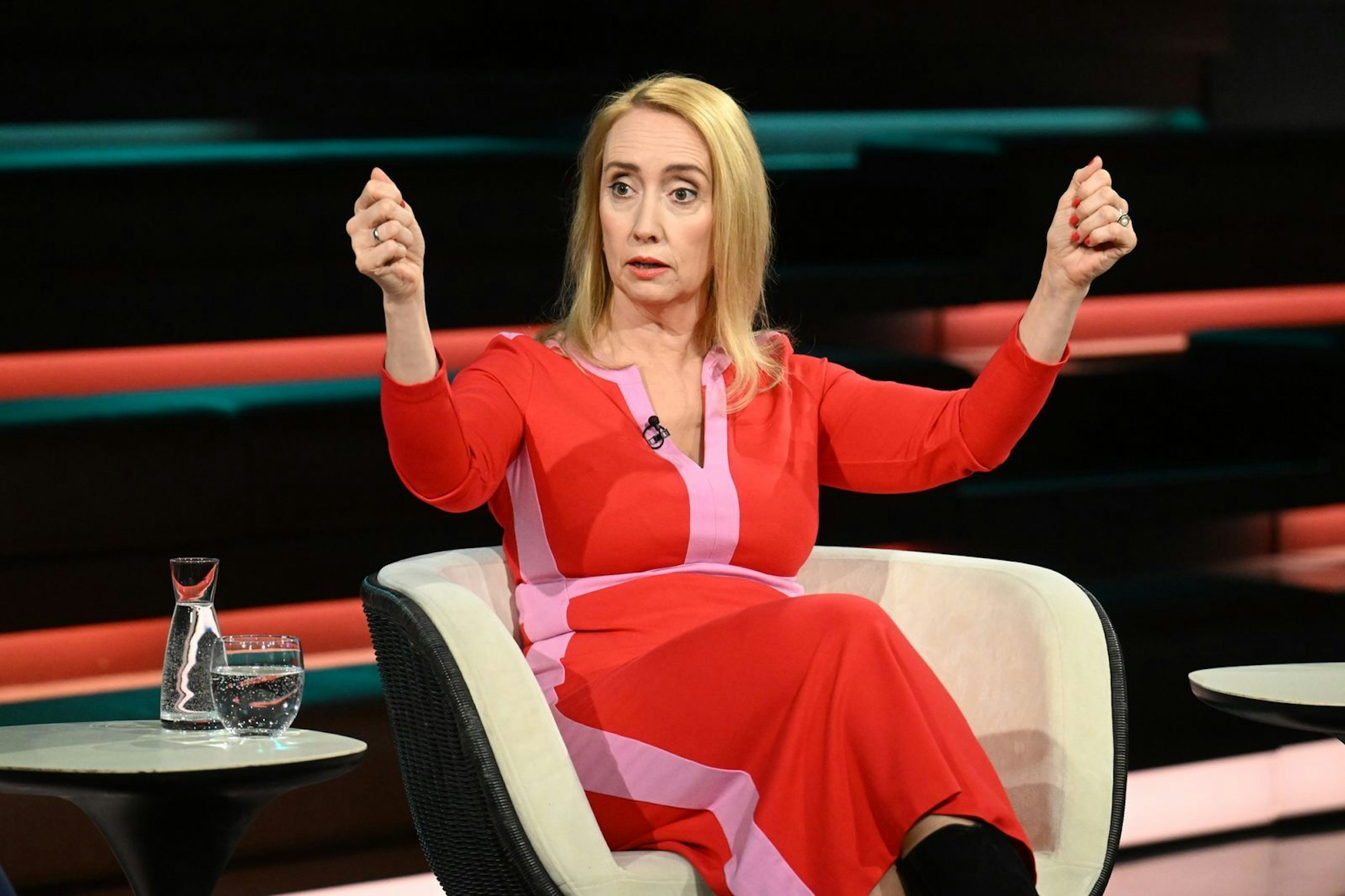 Journalistin Melanie Amann erläuterte, welche rechtliche Grundlage ein Parteiverbotsverfahren grundsätzlich hat. (Bild: ZDF / Markus Hertrich)