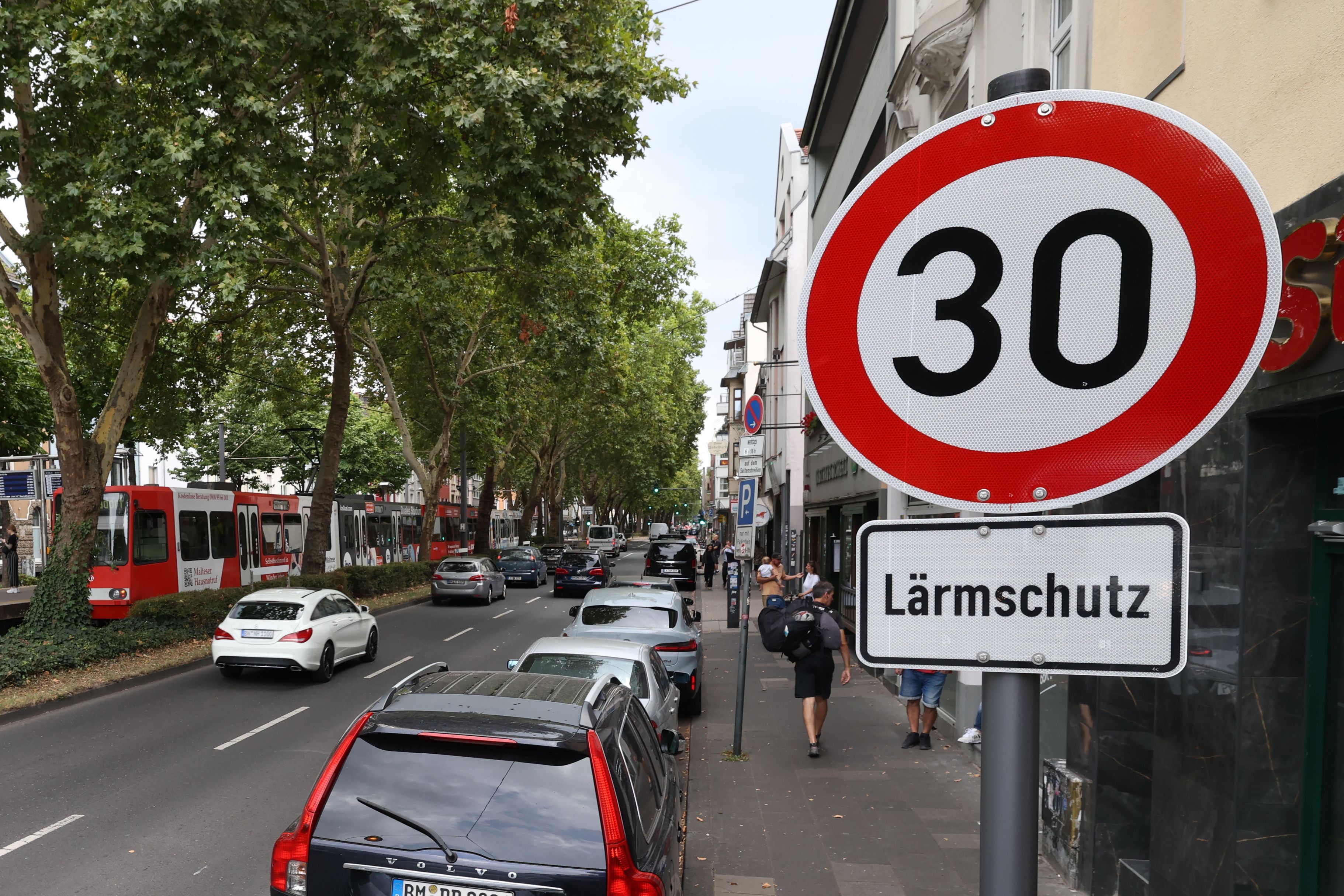 Auf der Luxemburger Straße zwischen Barbarossaplatz und Militärringstraße gilt Tempo 30.