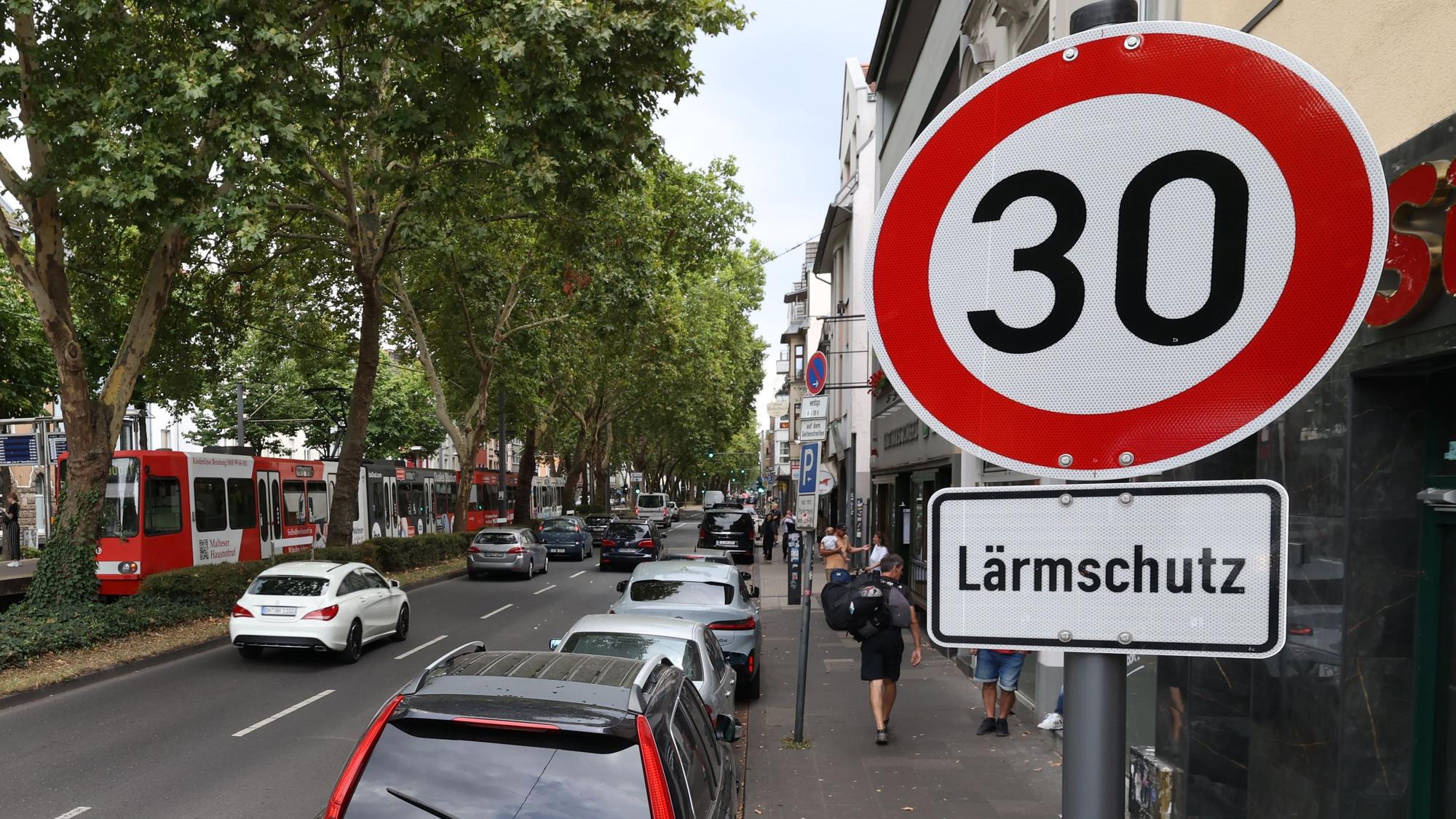 27.08.2025
Köln:
Die Stadt Köln hat auf der Luxemburger Straße zwischen Barbarossaplatz und Militärringstraße in beiden Fahrtrichtungen die Höchstgeschwindigkeit auf 30 Stundenkilometer reduziert. Die Maßnahme dient dem Lärmschutz der Anwohnenden. Die "Tempo 30"-Beschilderung ist seit gestern in Kraft.
BITTE NUMMERNSCHILDER UNKENNTLICH MACHEN
Foto: Martina Goyert