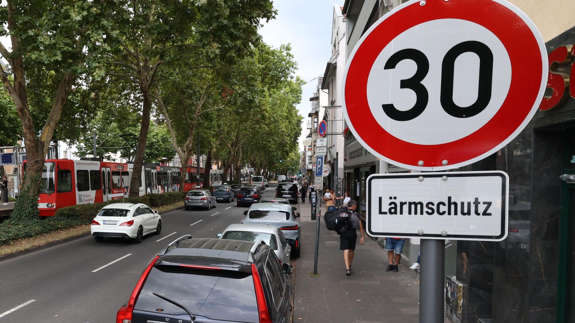 Auf der Luxemburger Straße zwischen Barbarossaplatz und Militärringstraße gilt Tempo 30.