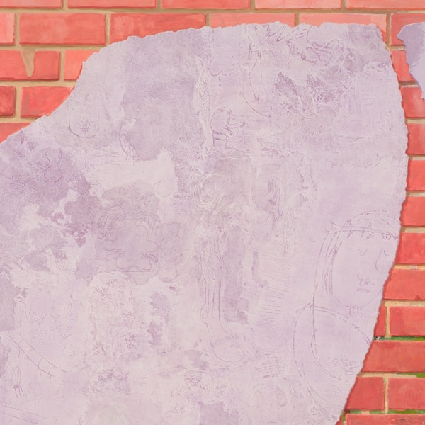 Eine rosa Fläche mit Kritzeleien verdeckt eine Backsteinmauer.