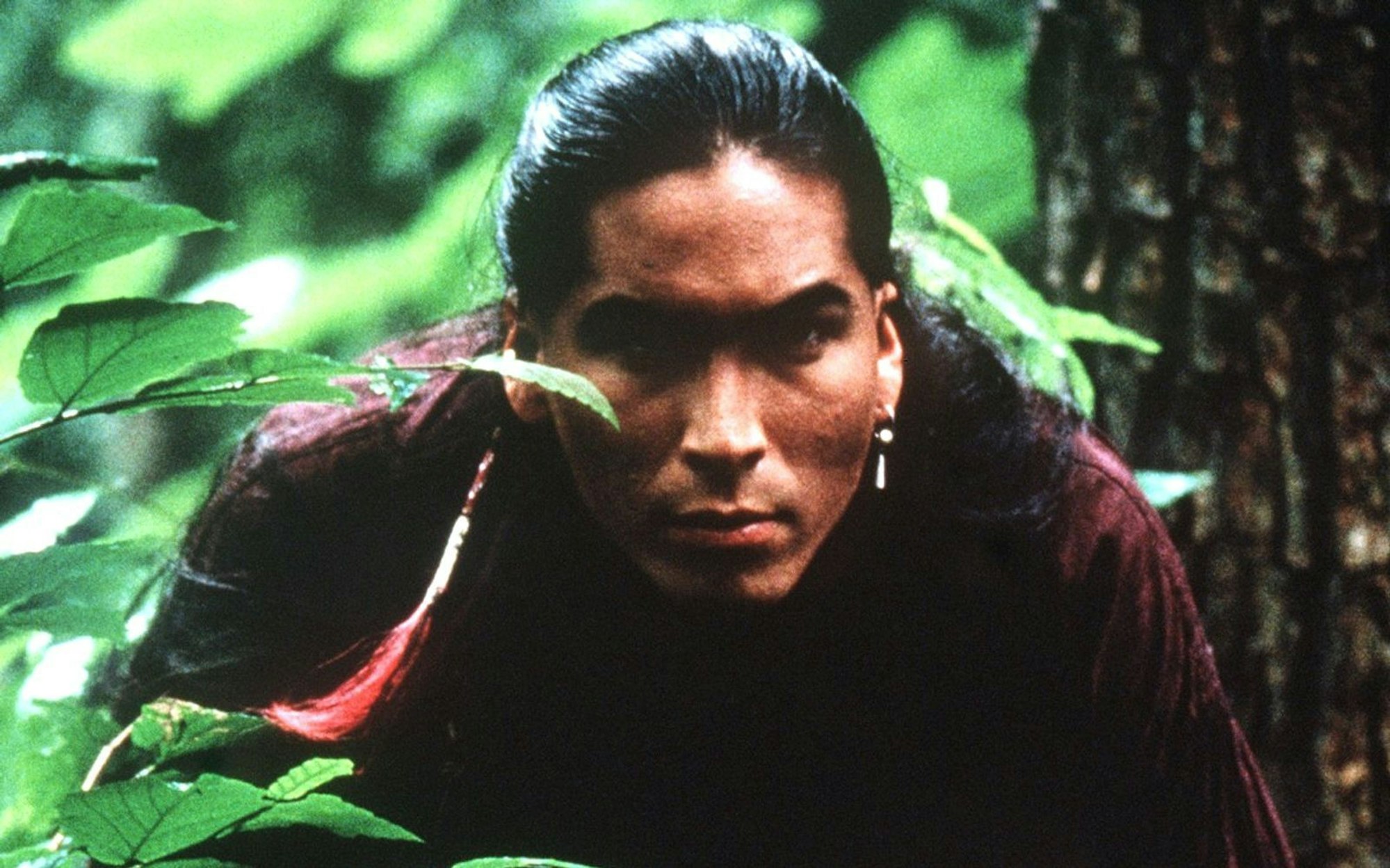Uncas (Eric Schweig) weiß um die Gefahren des Waldes. (Bild: ZDF / Frank Connor)