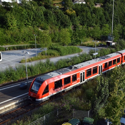 Ein Zug durchquert Gummersbach.