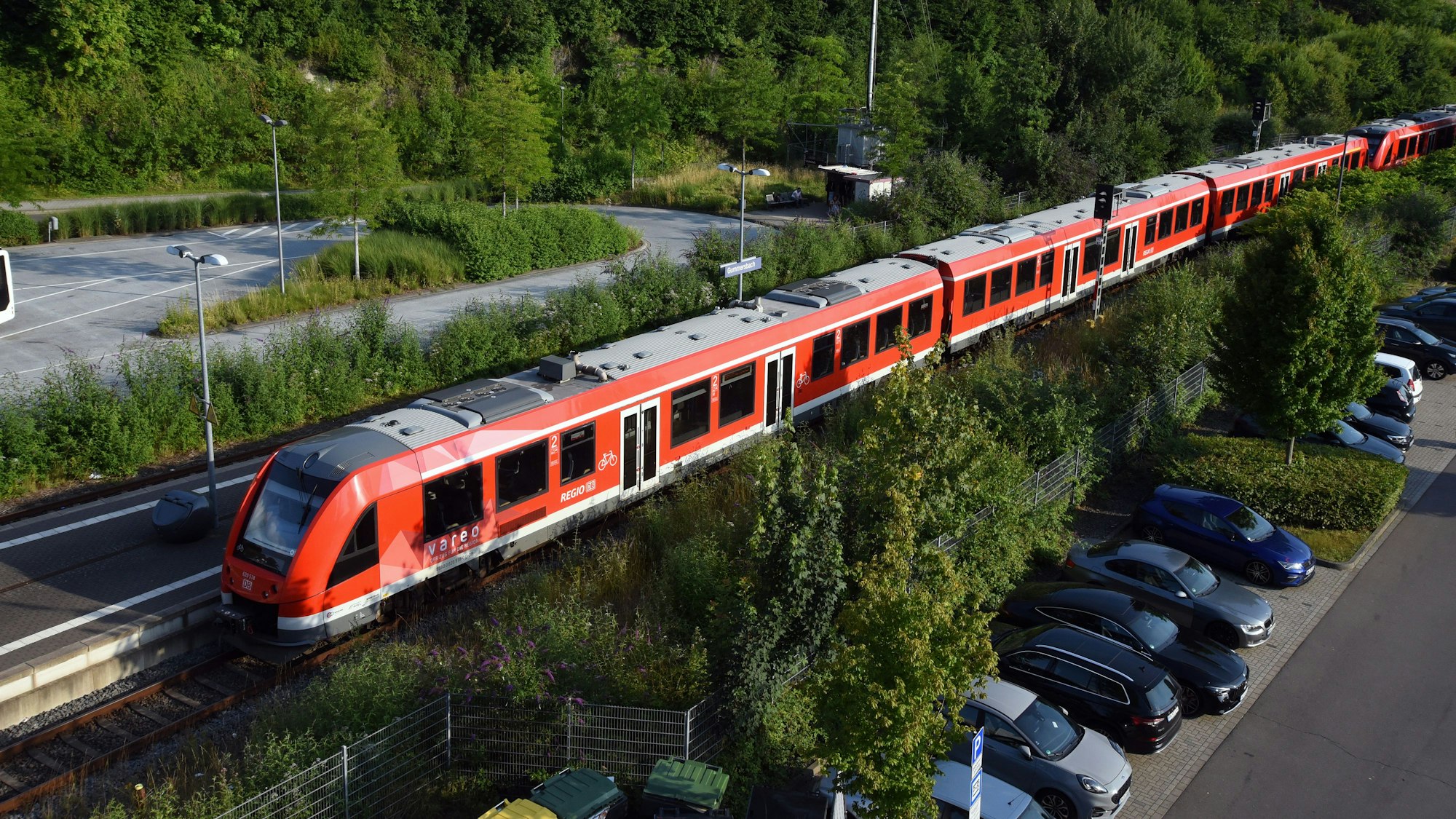 Ein Zug durchquert Gummersbach.