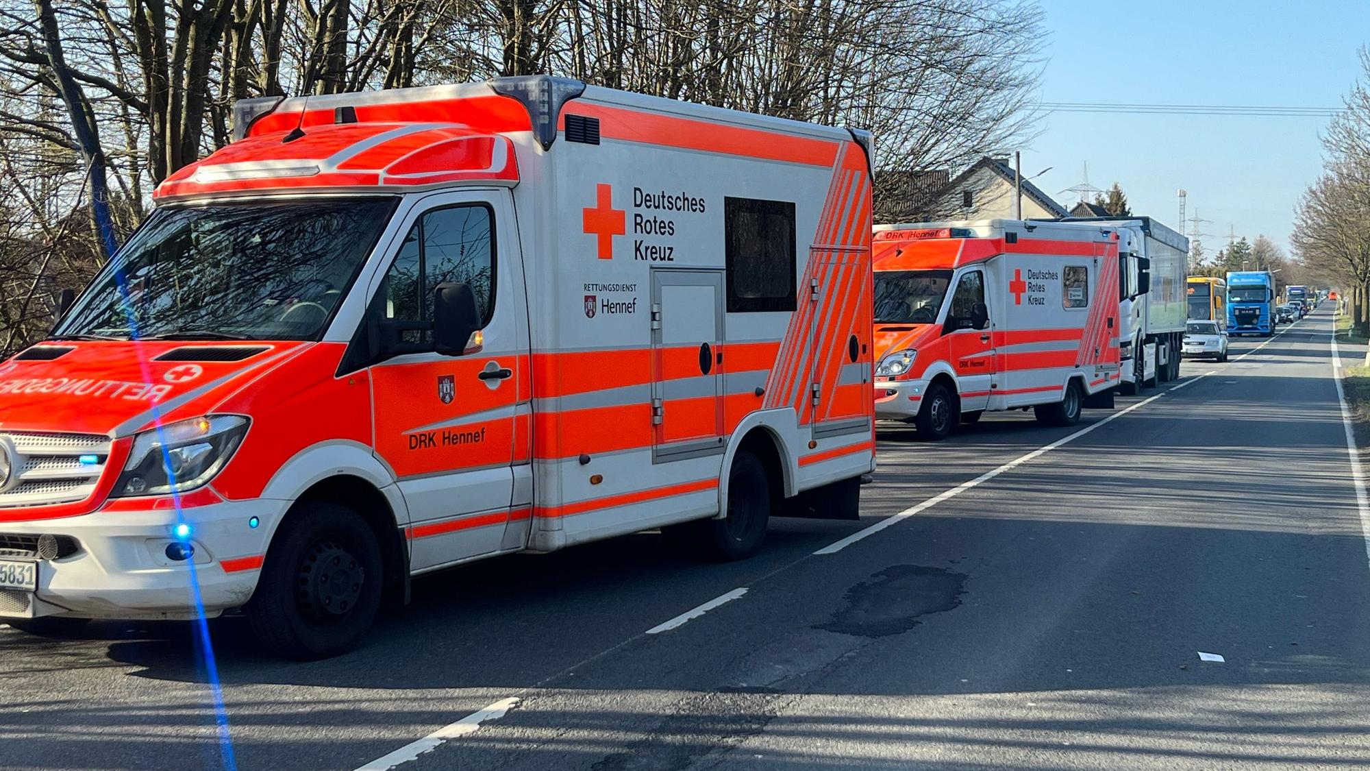 Durch die Sperrung kam es zu kilometerlangen Staus auf der B 8 in beide Richtungen.