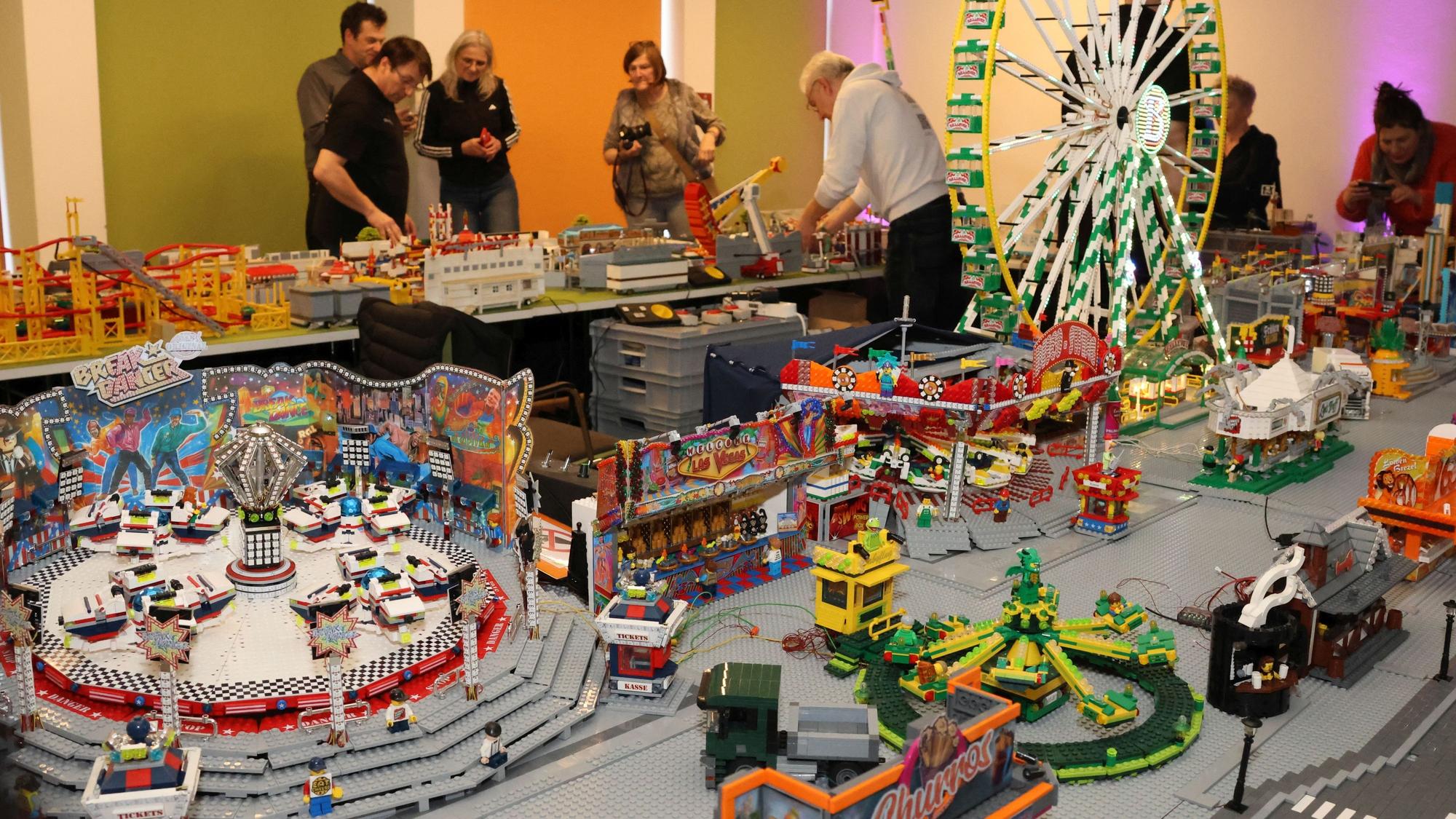 Die größte zusammenhängende Klemmbaustein-Kirmes Deutschlands.