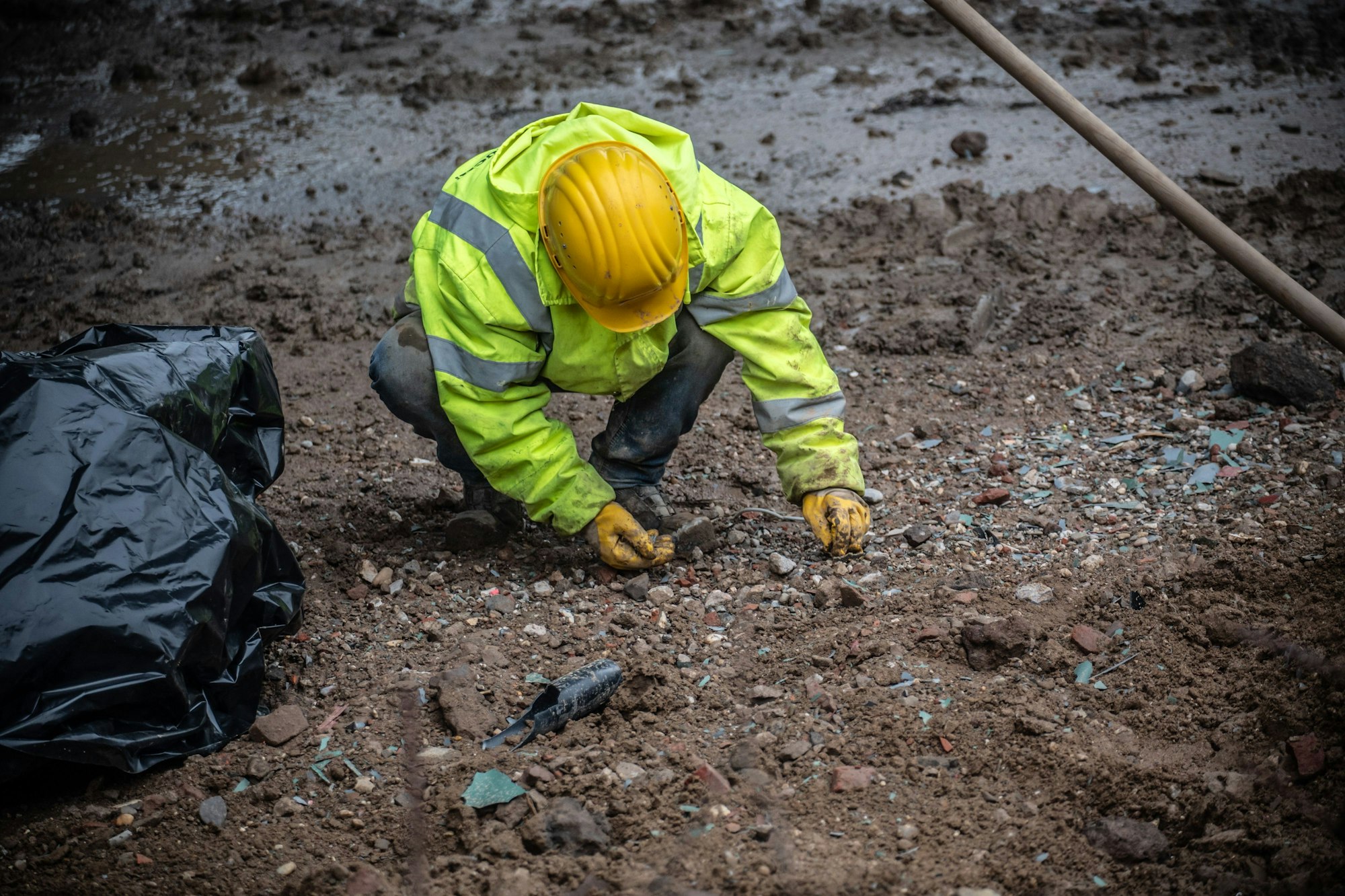 Autobahn1 Abbruch der Hochstraße A über der Dhünn. Dabei blättert der Schutzanstrich ab. Die Blätter liegen überall herum. Bild: Ralf Krieger