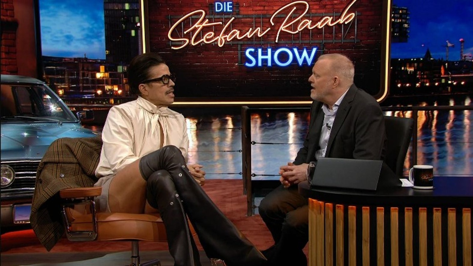 Jorge González (links) und Stefan Raab schwelgen in Erinnerungen: Sie trafen das erste Mal vor 26 Jahren aufeinander. (Bild: RTL+)