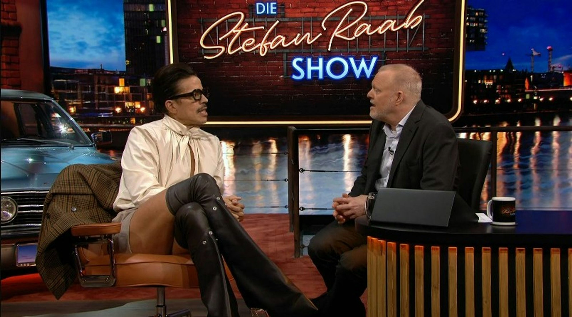 Jorge González (links) und Stefan Raab schwelgen in Erinnerungen: Sie trafen das erste Mal vor 26 Jahren aufeinander. (Bild: RTL+)