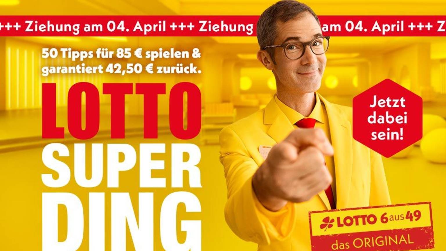Das Bild ist eine Werbeanzeige, die das Lotto-SuperDing bewirbt: 50 Tipps für 85 € spielen und garantiert 42,50 € zurückbekommen. Ein Mann im gelben Anzug zeigt auffordernd in die Kamera, begleitet vom Hinweis auf die Ziehung am 4. April und dem Call-to-Action „Jetzt dabei sein!".