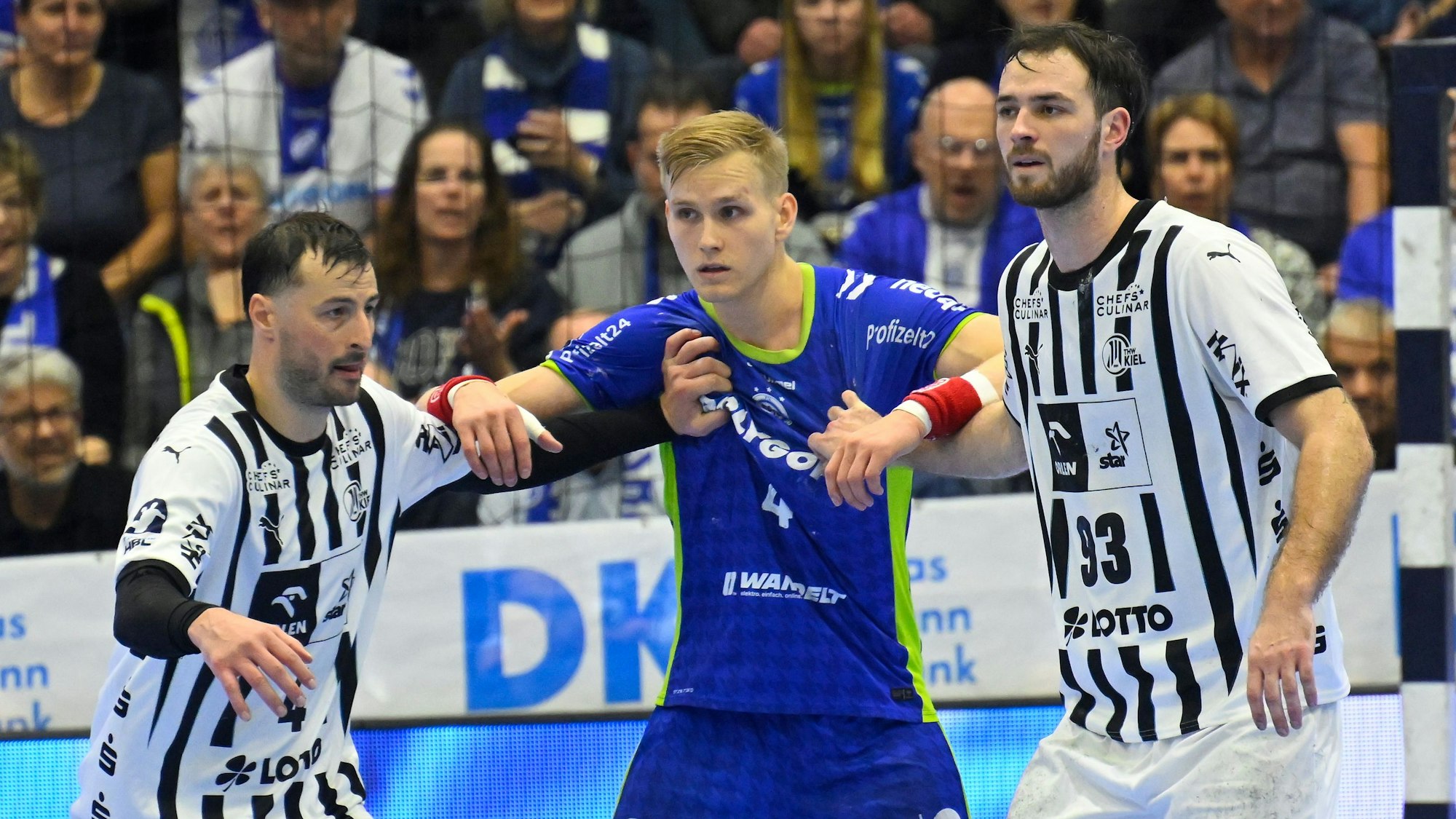 VfL-Kreisläufer Ellidi Vidarsson zwischen zwei Kieler Abwehrspielern.