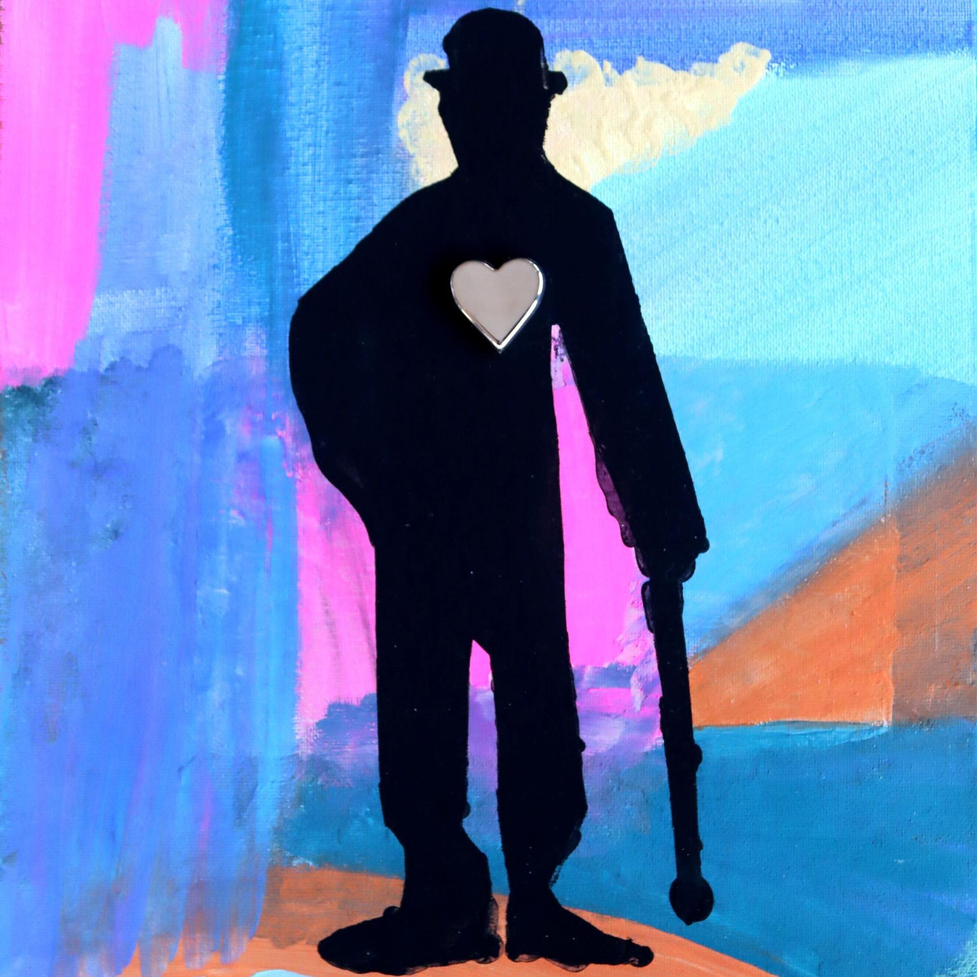 Die Silhouette von Charles Chaplin als Tramp ist auf bunten Hintergrund gemalt.