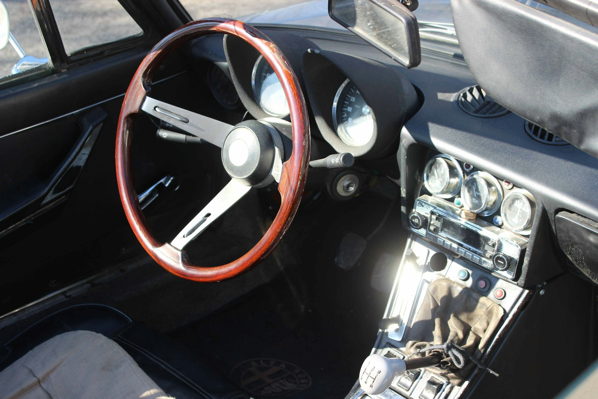 Das Bild zeigt das Interieur des Alfa Romeo Spiders.