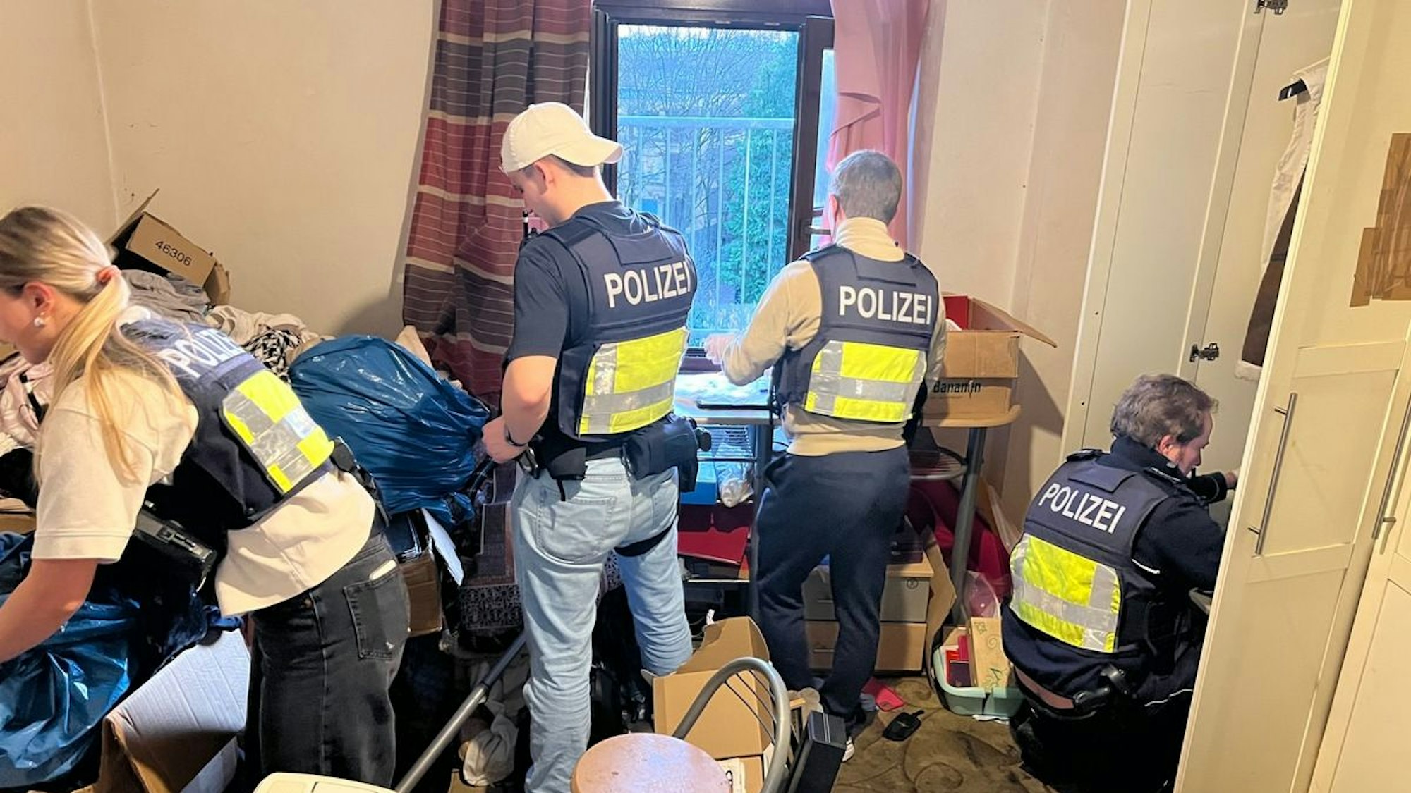 Auf einem Tisch ausgebreitete Asservaten: Drogen, Bargeld und Feinwaagen.