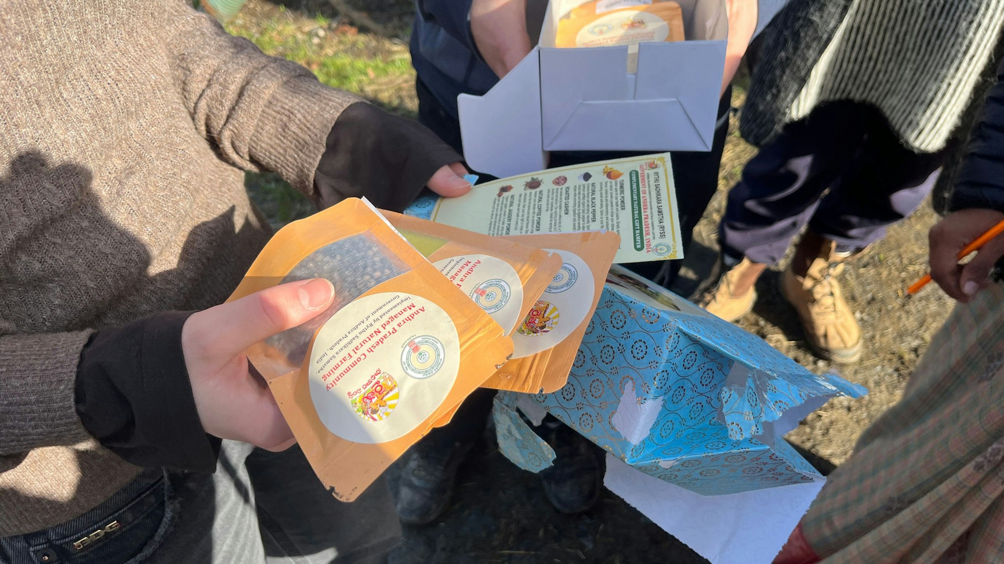 Die Gäste brachten Erzeugnisse aus Andhra Pradesh als Gastgeschenk mit.