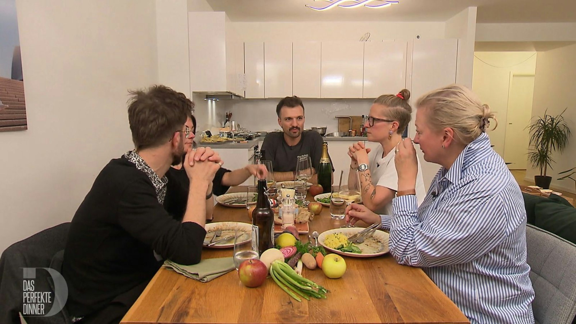 An Tag 4 trifft sich die Hamburger „Dinner“-Runde bei Lukas (32) im Schanzenviertel (Bild: RTL)