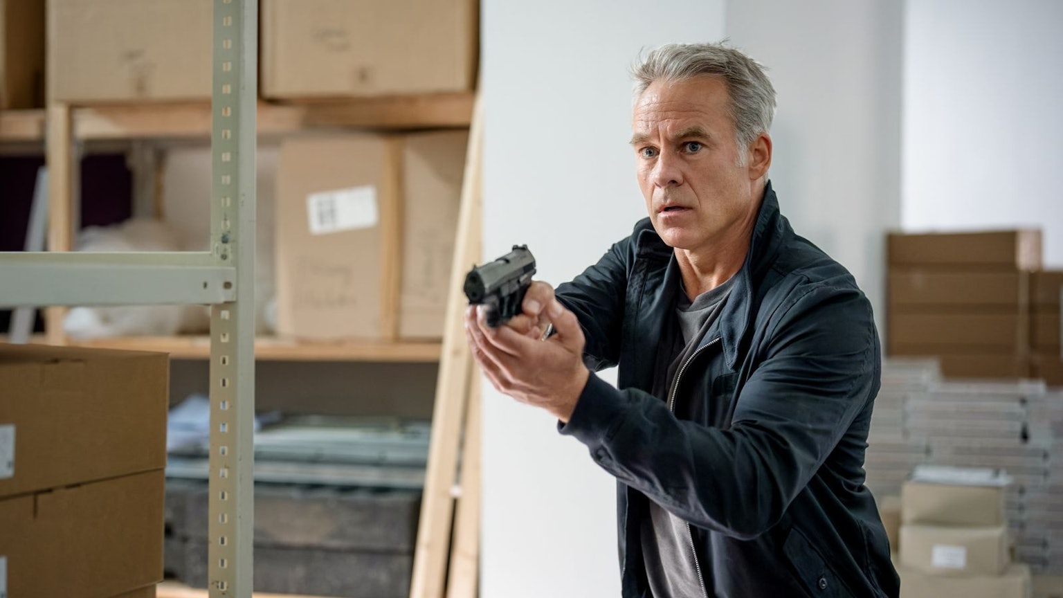 Es war einmal: Marco Girnth wird bei „SOKO Leipzig“ nie mehr als Jan Maybach die Waffe ziehen. Sein letzter Einsatz endete tödlich. (Bild: ZDF / Uwe Frauendorf)