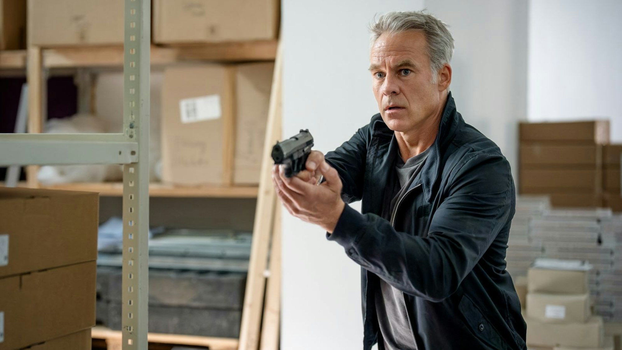 Es war einmal: Marco Girnth wird bei „SOKO Leipzig“ nie mehr als Jan Maybach die Waffe ziehen. Sein letzter Einsatz endete tödlich. (Bild: ZDF / Uwe Frauendorf)