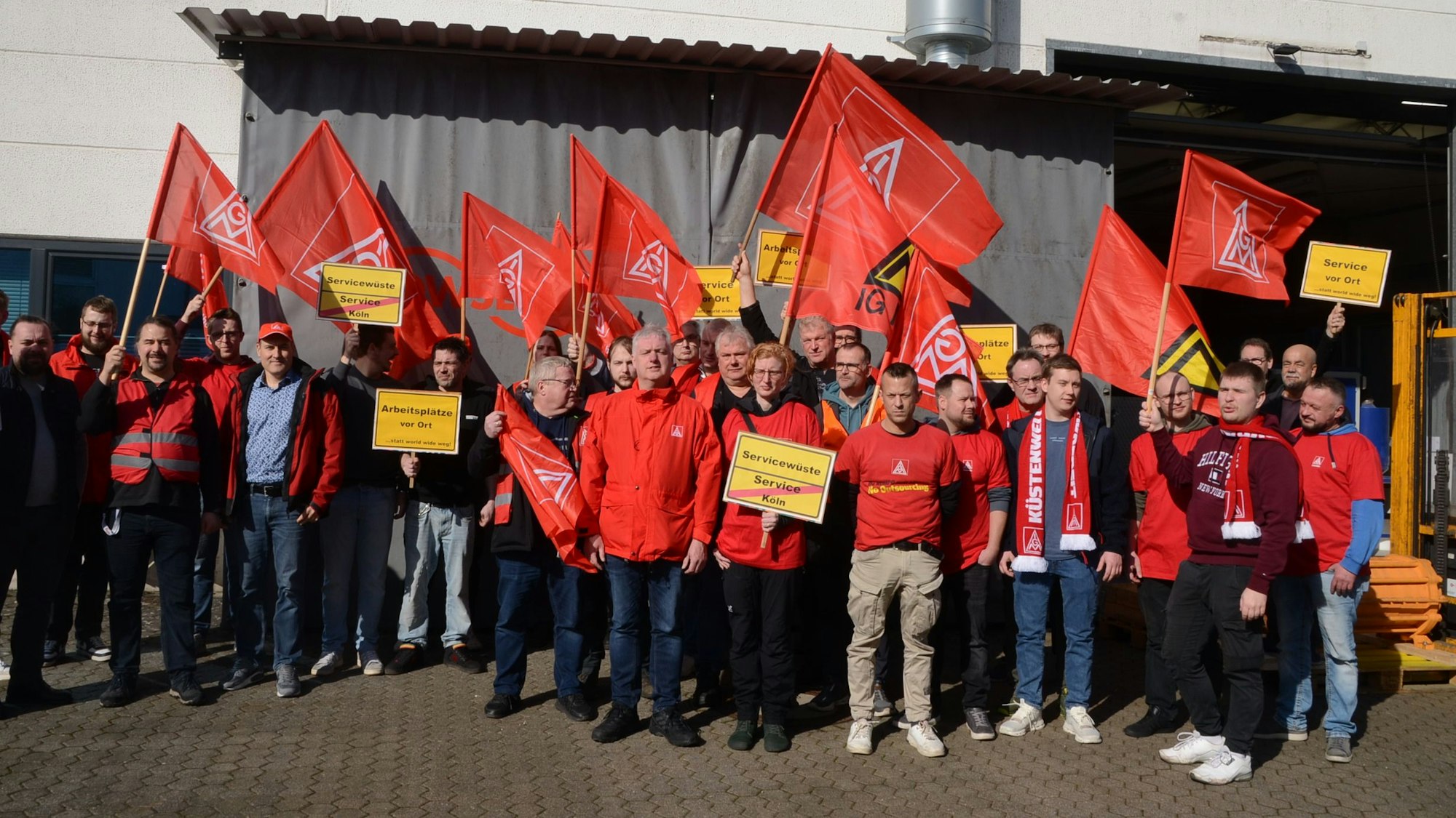 Die Beschäftigten von Flowserve Sihi am Standort Troisdorf protestieren gegen die Schließung. Unterstützung kam am Freitag, 27.2., von Kollegen aus Itzehoe