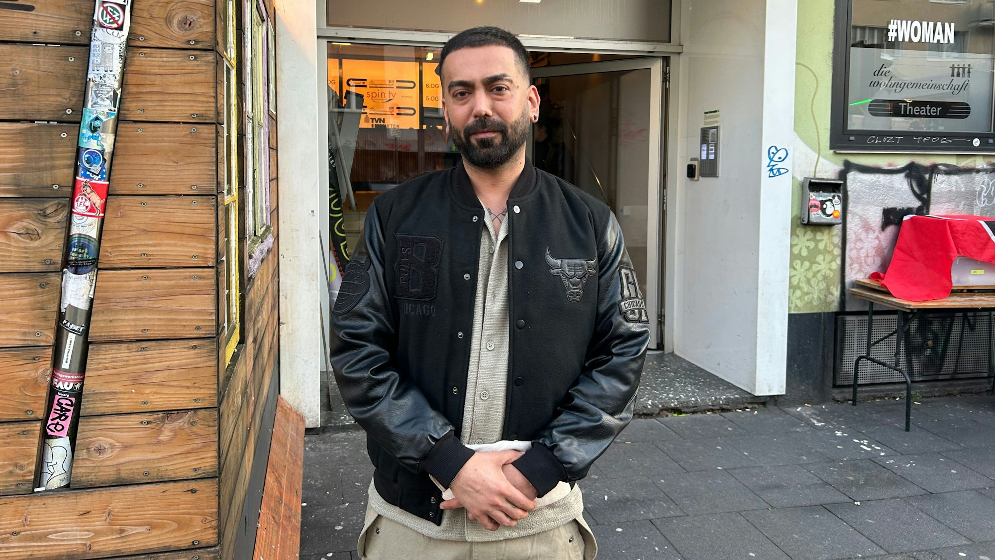 Behrad Ali Konari vor dem Veranstaltungsraum der „Wohngemeinschaft“ in Köln