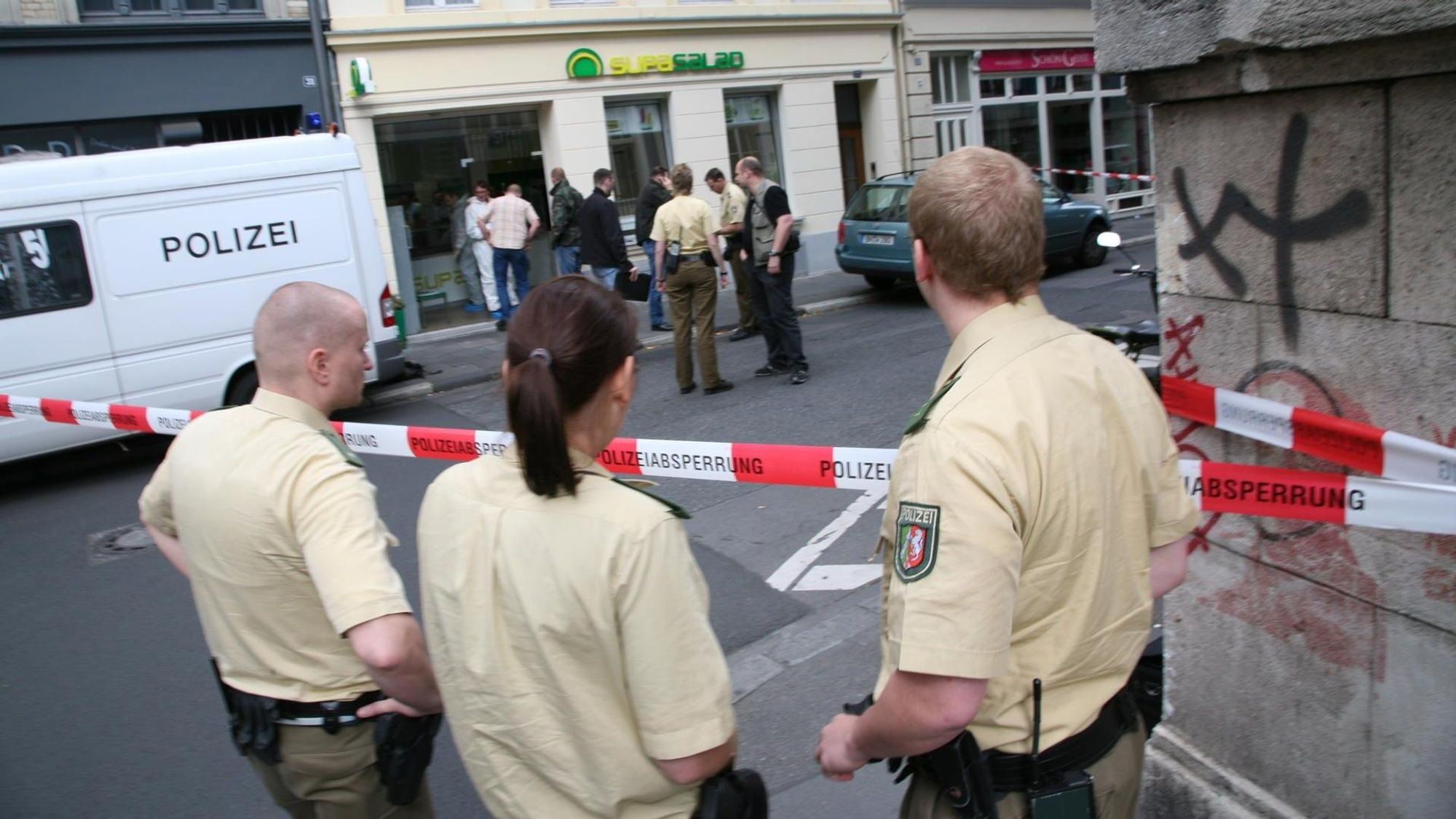 Der abgesperrte Tatort in der Gertrudenstraße kurz nach dem Mord an der Inhaberin der Salatbar