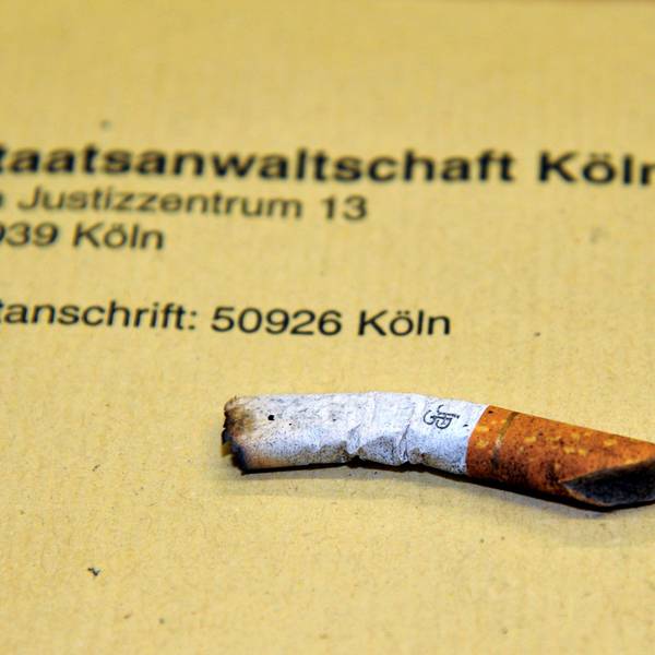 Diese Zigarette der Marke „John Player Special“ überführt den Mörder aus der Salatbar.
