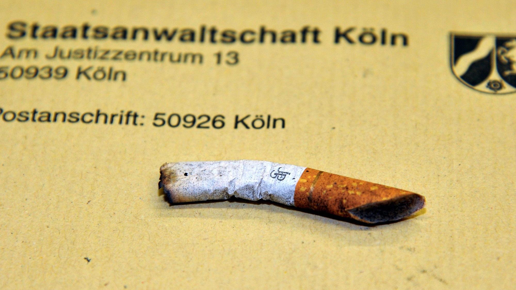Diese Zigarette der Marke „John Player Special“ überführt den Mörder aus der Salatbar.