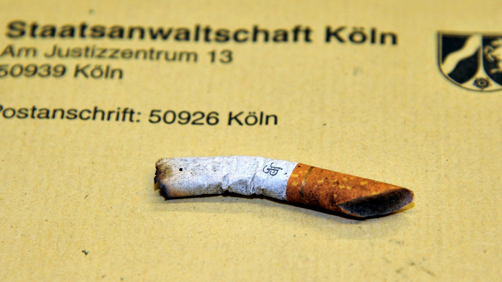 Diese Zigarette der Marke „John Player Special“ überführt den Mörder aus der Salatbar.