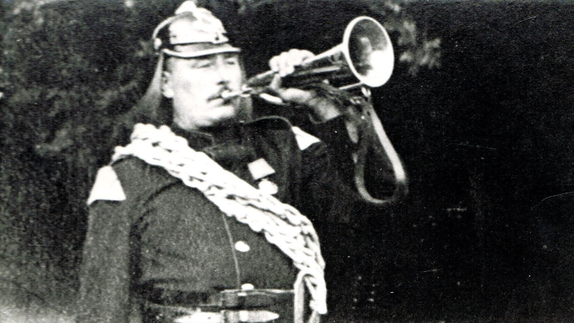 Ein Hornist bläst in ein Horn zum Einsatz.