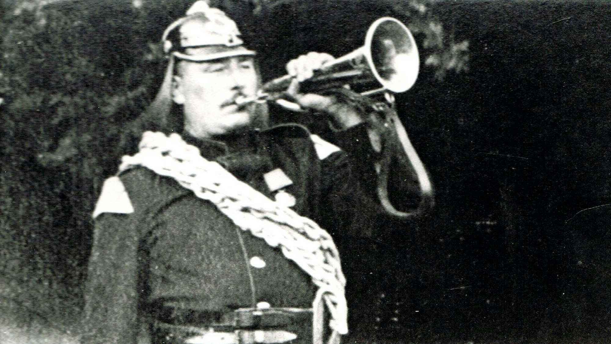 Ein Hornist bläst in ein Horn zum Einsatz.