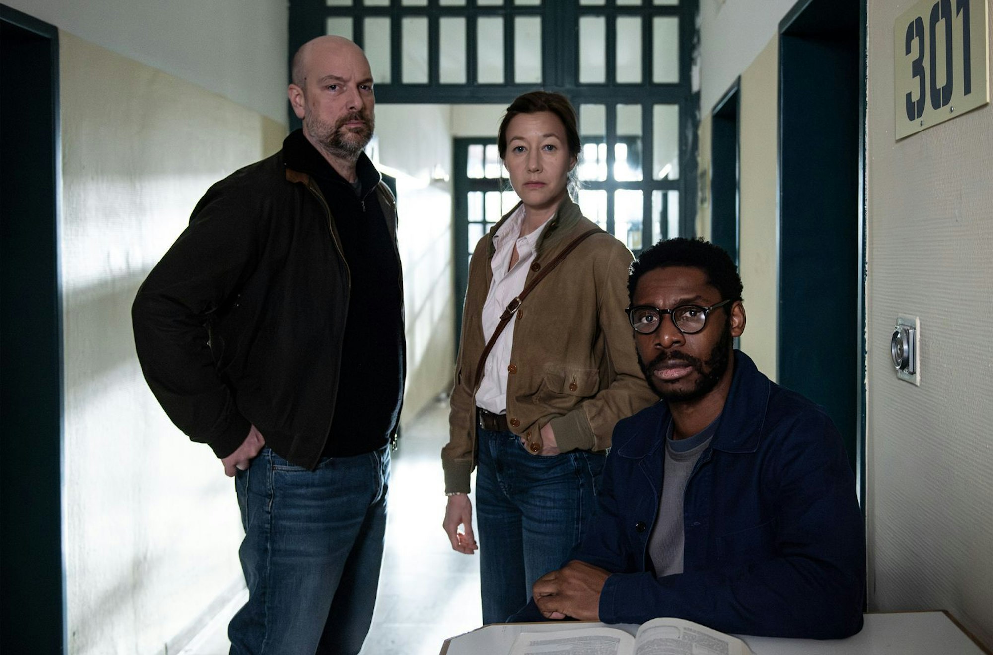 Im „Polizeiruf 110: Ablass“ ermitteln Kommissar Dennis Eden (Stephan Zinner, links) und Kommissarin Cris Blohm (Johanna Wokalek) im Fall um den Häftling Léon Kamara (Yoli Fuller). (Bild: BR/die film gmbh/Susanne Bernhard)