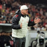 Lukas Kwasniok bei einem Spiel des 1. FC Köln am Spielfeldrand.