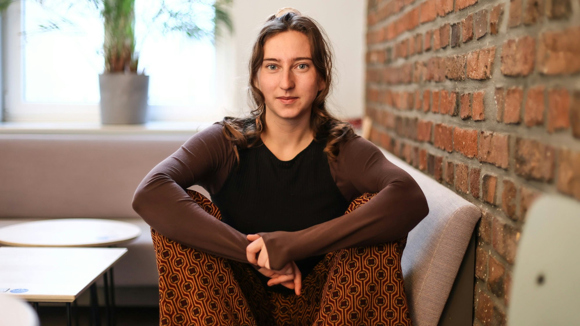 Veranstalterin Scintilla Benevolo vom Offline Club Köln, bei einem Interview im Heilandt Café in Nippes