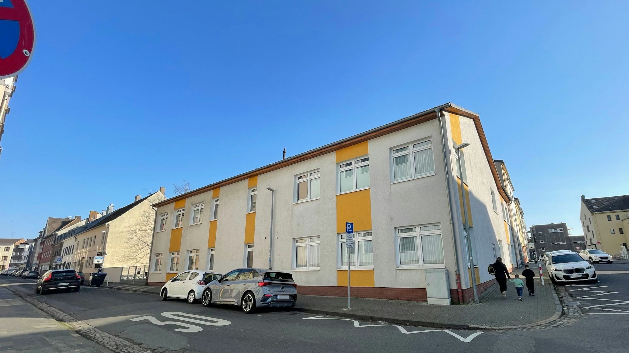 Das Bild zeigt das Gebäude, dessen Fassade zum Teil gelb ist.