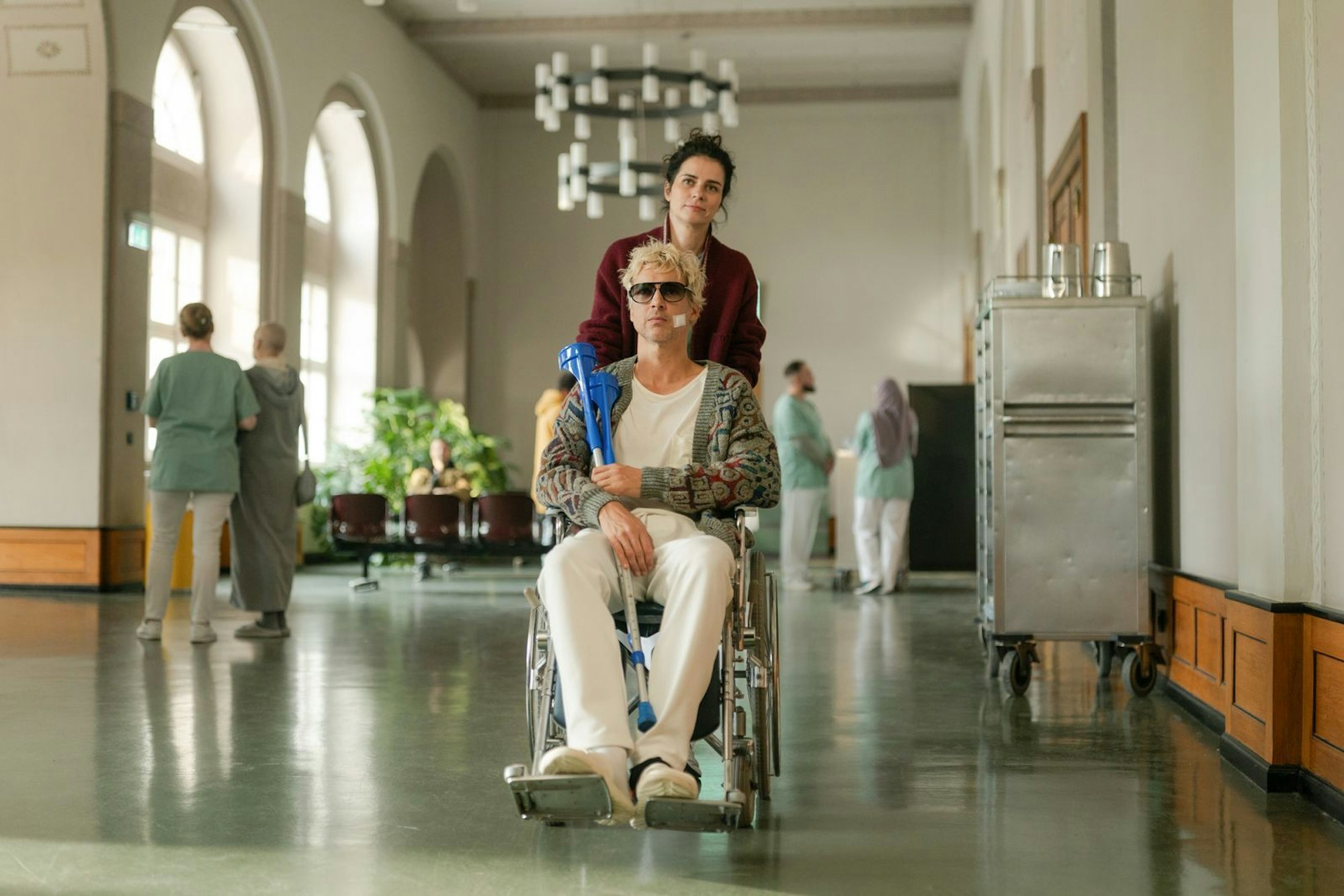 Lissi (Nora Tschirner) will Sänger Daniel (Florian David Fitz) wieder aufbauen. Vor allem aber will sie in der Komödie „No Hit Wonder“ auch, dass Daniel andere Menschen aufbaut. (Bild: Warner/Plaion Pictures/Lars Nitsch)