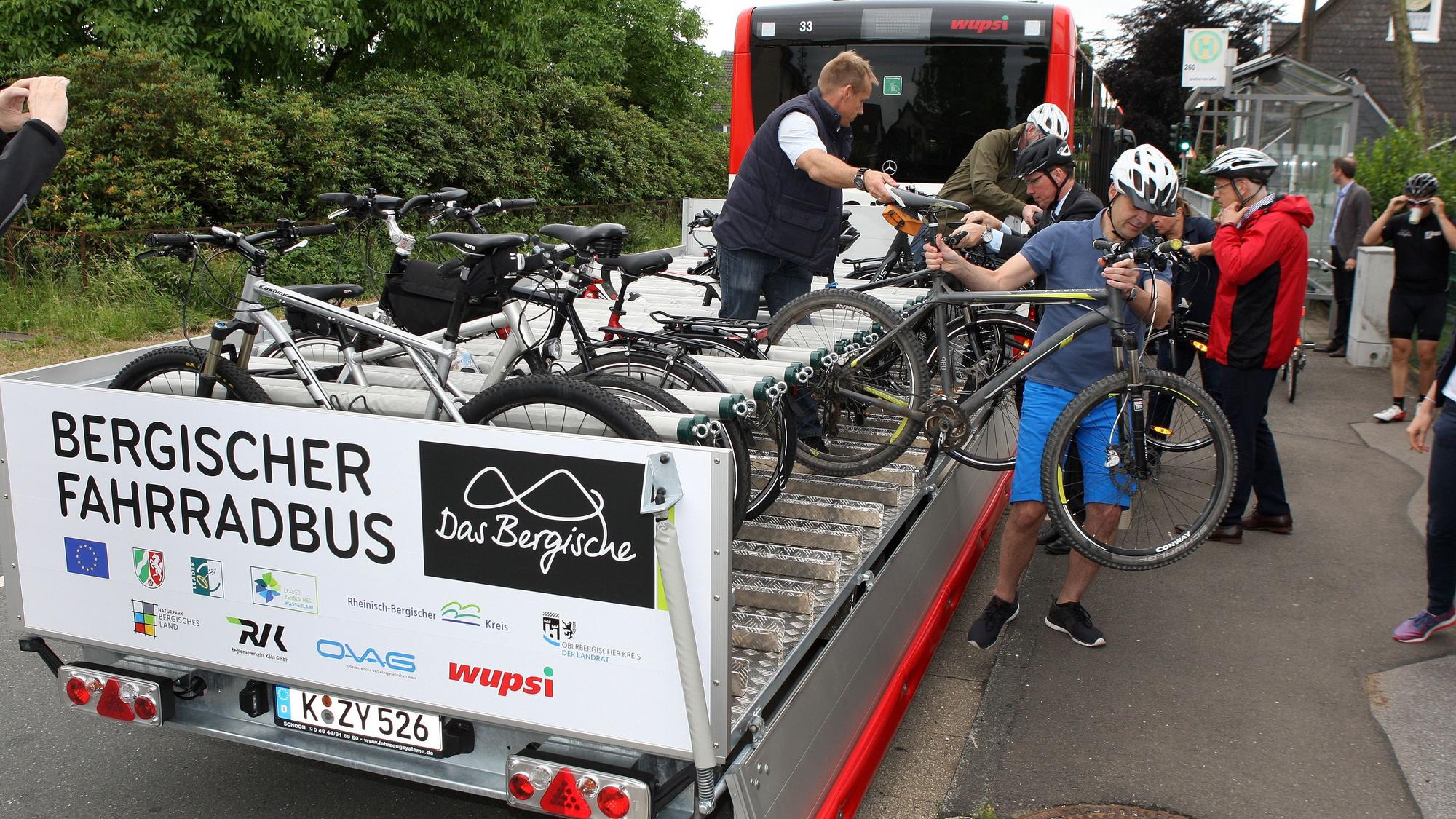 Menschen laden Fahrräder vom Anhänger eines Bergischen Fahrradbusses in Wermelskirchen.